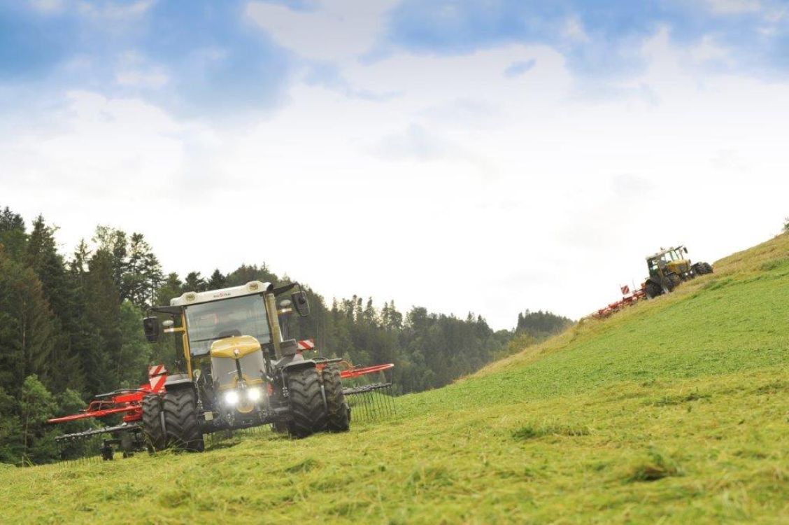 Rigitrac im Steilhang mit SIP-Heuerntemaschine. Foto: Sepp Knüsel AG