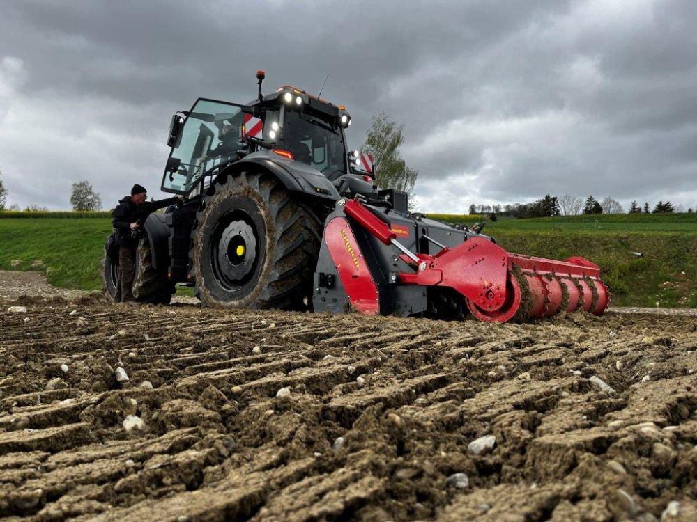 Das neue Valtra-Flaggschiff «der Boss» führte das Schweizer Team mit Verkaufsleiter Christian Walder mit einer Steinfräse aus der Baureihe «Maxisoil» von Seppi M. des Unternehmens Agro-Technik Zulliger vor.  Foto: kim