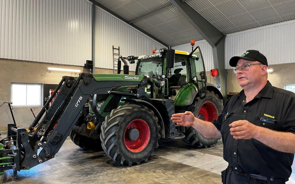 Thomas Nilsson steht in der Halle, wo die Maschinen vorbereitet werden für den Einsatz am nächsten Tag. Foto: kim